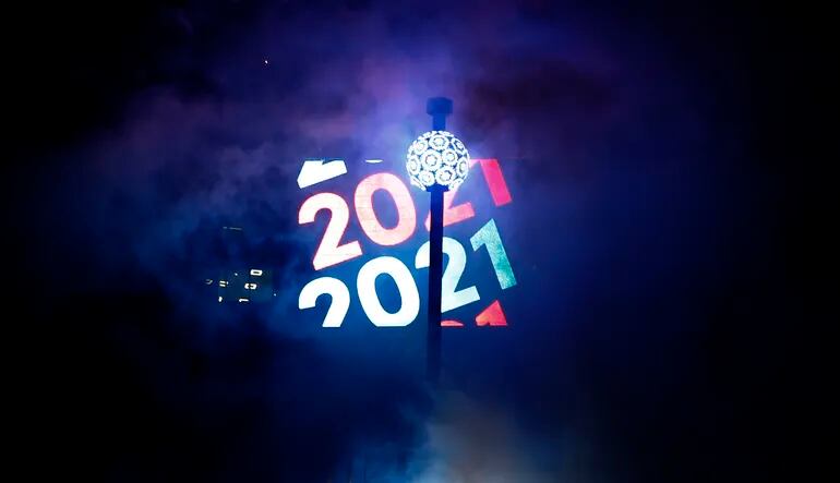 La bola se colocó en su lugar en Times Square durante las celebraciones de Nochevieja el 31 de diciembre de 2020 en la ciudad de Nueva York.