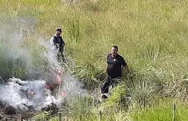 Se reaviva el incendio de pastizal en Arroyos y Esteros.