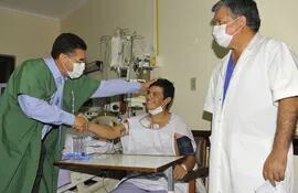 el-ministro-de-salud-agradecio-la-entrega-de-los-medicos-paraguayos--180718000000-1782084.jpg