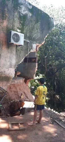 Casas que se van derrumbando a causa de la problemática del arroyo Ferreira