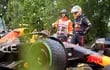 El Red Bull Racing de Sergio Pérez (d) después de abandonar el Gran Premio de Canadá por problemas mecánicos.