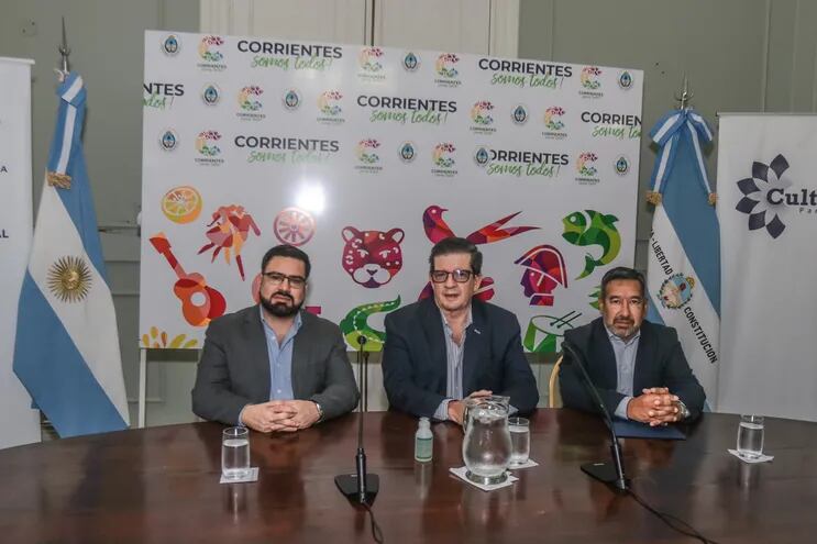Rubén Capdevila, Pedro Braillard Poccard y Gabriel Romero durante la firma de convenio.