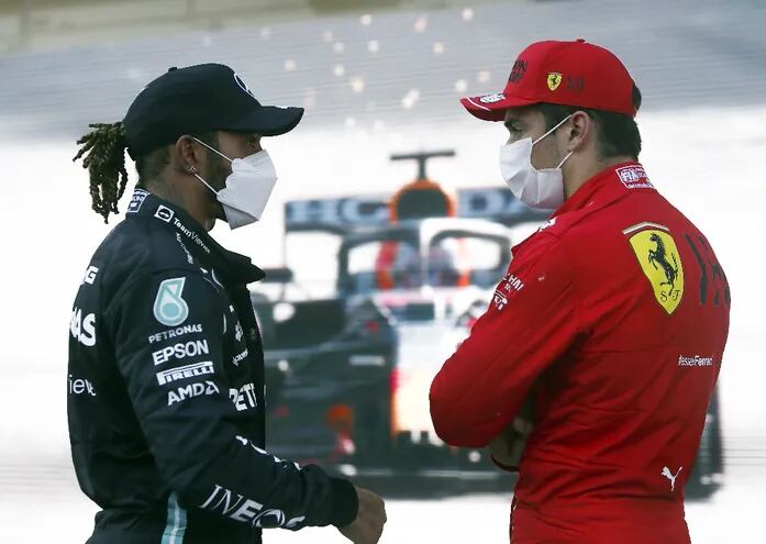 El monegasco Charles Leclerc (d) y el inglés Lewis Hamilton salen de las posiciones 1 y 2 en el GP de Azerbaiyán. EFE