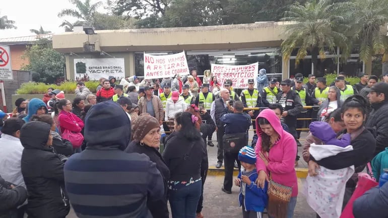 Manifestación frente a la sede de Asunción de la EBY.