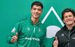 Haedo Valdez (d) posando con Julián Malatini, durante la presentación del zaguero argentino como nuevo jugador del Werder Bremen.