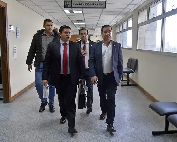 Diputado Miguel Cuevas (ANR, abdista) se retira del Palacio de Justicia tras suspender su juicio oral por presunto enriquecimiento ilícito y declaración falsa.