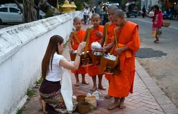 A Luang Prabang, capital turística de Laos, el flujo de visitantes afecta la  tranquilidad de la ciudad, donde los monjes budistas desde que sale el sol empiezan a pedir limosna en las calles repletas de gente.
