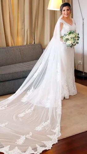 La novia llevó un vestido diseñado y confeccionado por Elizabeth Maccorito.