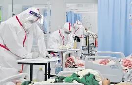 Los hospitales refuerzan personal de blanco para cubrir la alta demanda de enfermos por coronavirus. Se resiente la falta de intensivistas, especialmente, indican las autoridades.