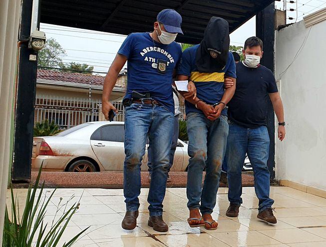 Pablo González Flores (22), es conducido por dos agentes de antisecuestro de la Policía.