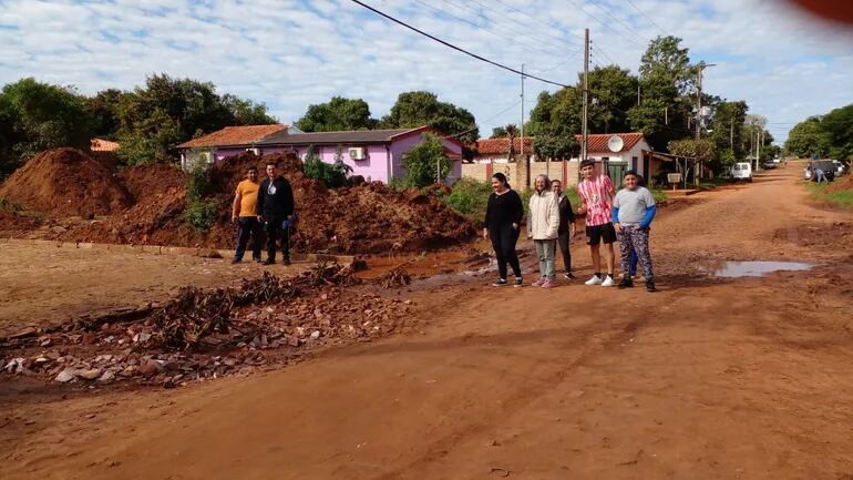 Los pobladores que están de acuerdo con la construcción del nuevo empedrado, muestran parte del empedrado que la Gobernación de Central realizó.