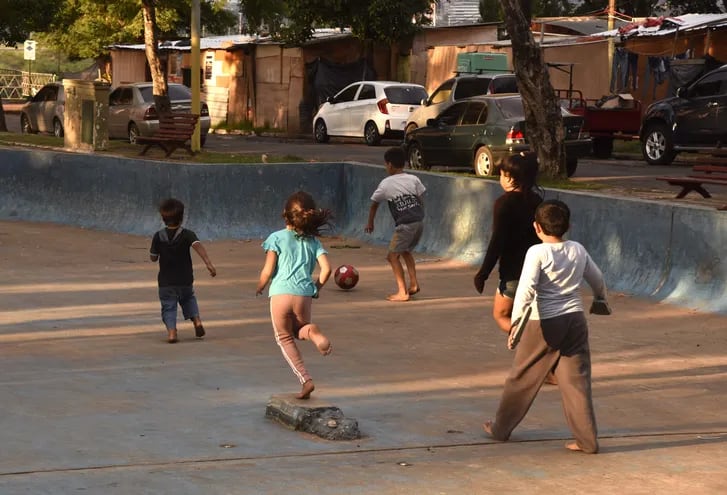Más de 100 niños indígenas se encuentran actualmente en la zona del casco céntrico de Asunción.
