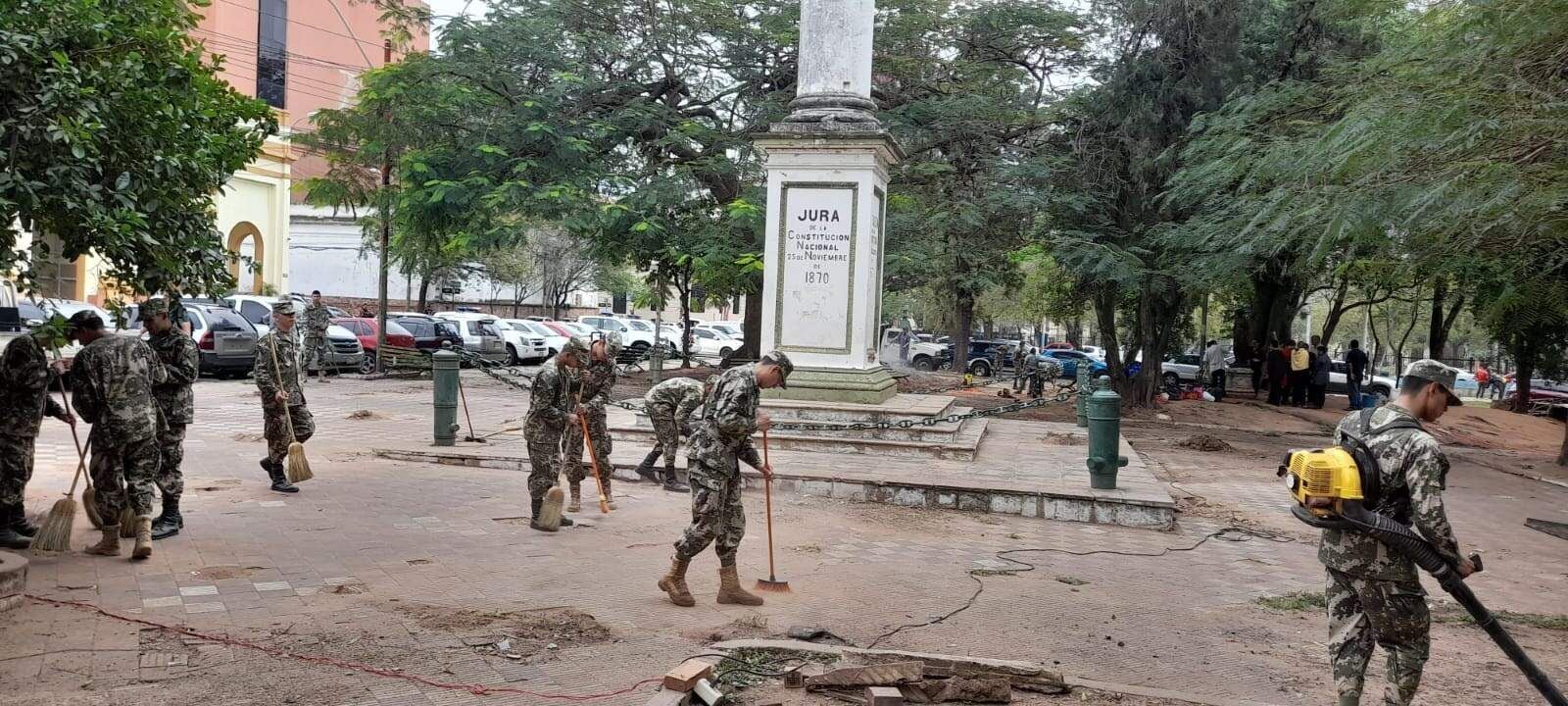 Fuerza Militares participaron ayer de la limpieza de las plazas desocupadas. 