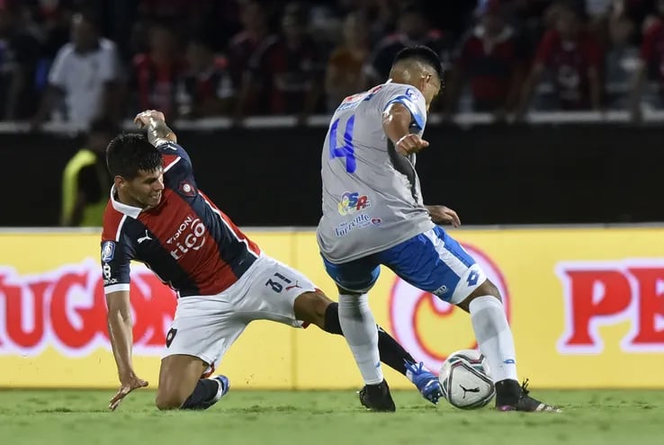 Robert Morales pelea el balón contra un rival del 12 de Octubre en el partido de la ronda 17 del torneo Clausura 2021.