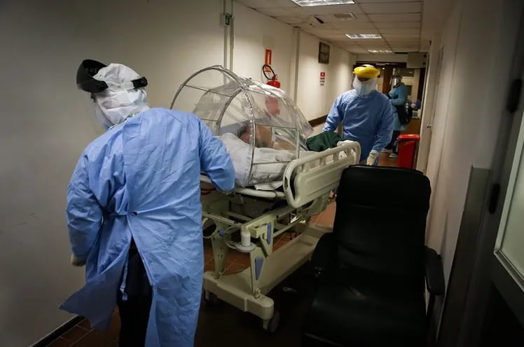 Enfermeros del área del Centro de Tratamientos intensivos (CTI) del hospital privado Casmu atienden a pacientes covid-19. (EFE)