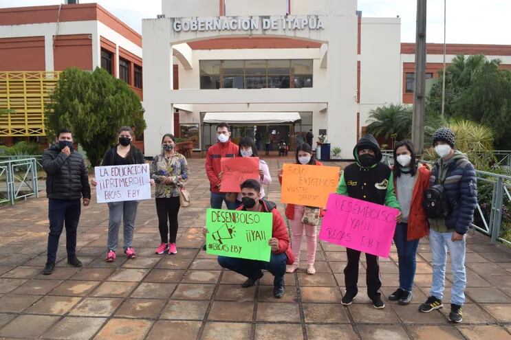 Un grupo de estudiantes protestó frente a la gobernación de Itapúa por el retrazo de la EBY en transferir los fondos de sus becas de estudio.
