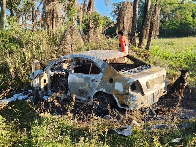 Tras despiste y choque contra un árbol, vehículo se incendia en ramal Acahay-La Colmena.