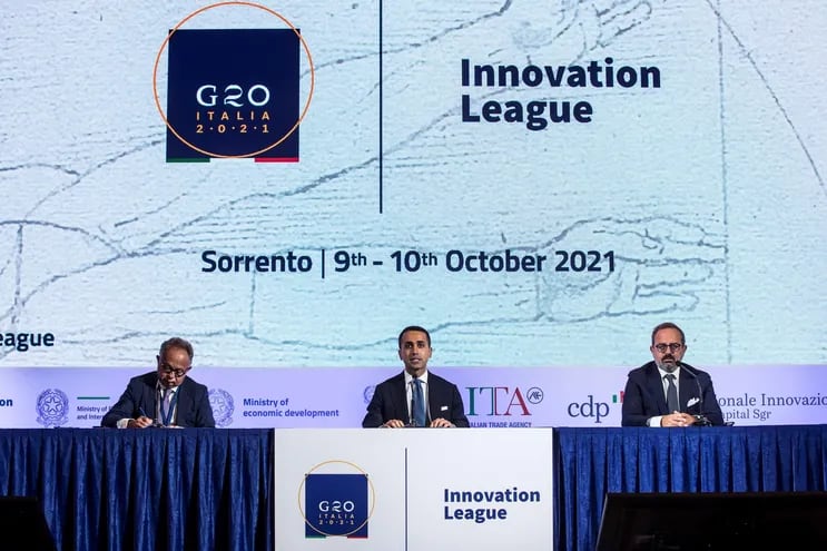 El ministro de Relaciones Exteriores de Italia, Luigi Di Maio con el presidente de la agencia ICE Carlo Ferroy y el CEO de SIMEST, Mauro Alfonso (R), durante una conferencia.