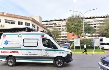IPS dispone de 14 ambulancias para Asunción y área metropolitana, pero más de la mitad no operan por falta de mantenimiento.