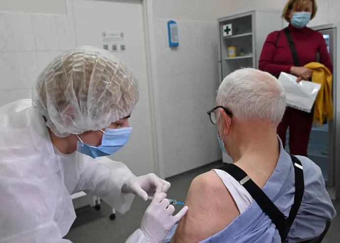 Un hombre recibe en Kiev, Ucrania, una dosis de la vacuna Oxford/AstraZeneca comercializada bajo el nombre de Covishield.