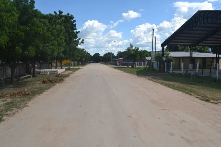 Calle céntrica de la comunidad de Toro Pampa, que en la fecha cumple 49 años de existencia.