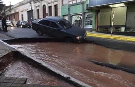 Gustavo Machado 11-10-2021 LocalesAuto cae en super bache en R.Moreno e/Indepenencia Nacional
