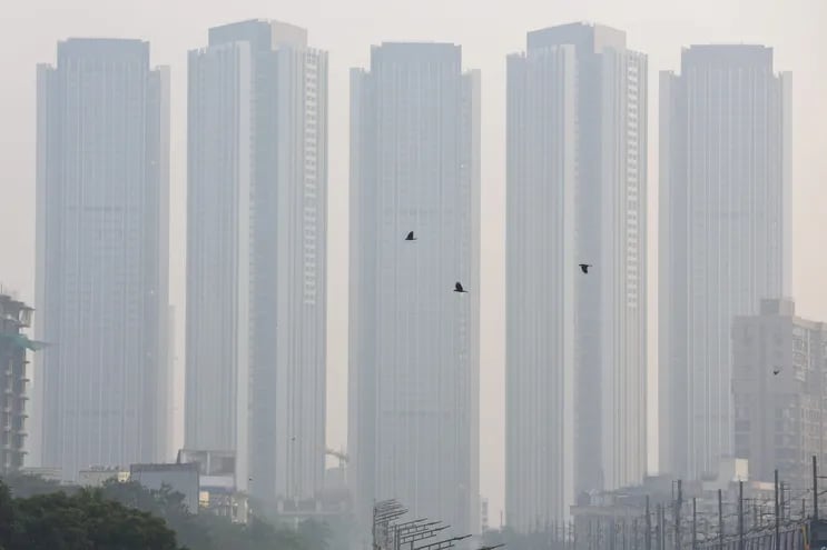 Zona central de Bombay oscurecida por una capa de contaminación atmosférica. Consumo mundial de carbón batio récord en 2023.