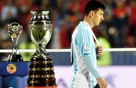 messi-pasa-al-lado-de-la-copa-america-y-del-trofeo-al-mejor-jugador-de-la-copa-2015-que-el-argentino-rachazo-y-que-al-final-se-quedo-sin-dueno-afp-232718000000-1348952.jpg