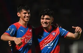 Robert Morales (i) y Claudio Aquino, jugadores de Cerro Porteño, festejan el tanto contra Curicó Unido por la vuelta de la Fase 2 de la Copa Libertadores en La Nueva Olla de Asunción.