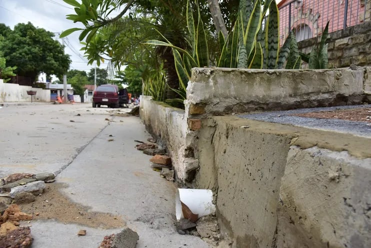Los caños de agua de lluvia salen de las casas y se conectan a la calle, denuncian vecinos.