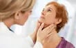 El hipotiroidismo es el cuadro clínico que se deriva de una reducida actividad de la glándula tiroides. Al igual que el resto de enfermedades del tiroides, el hipotiroidismo es más frecuente en el sexo femenino. Afecta al 2% de las mujeres adultas.