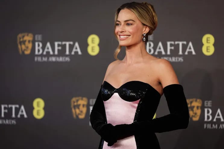 La actriz australiana Margot Robbie posa divina en la red carpet de BAFTA British Academy Film Awards en el Royal Festival Hall.