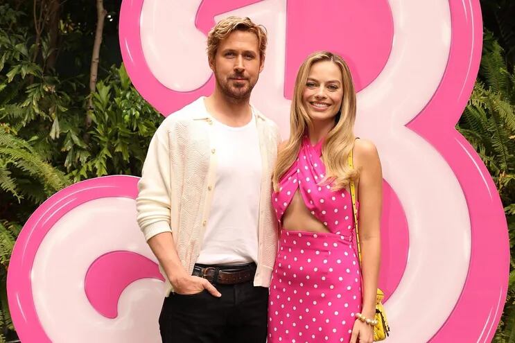 Ryan Gosling y Margot Robbie, quienes dan vida a Ken y Barbie en la esperada película de la icónica muñeca de Mattel.