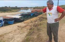 Don Erenio Centurión, experimentado navegante de lanchas, muestra que hace dos años las embarcaciones de pasajeros están parados a la orilla del río Paraná