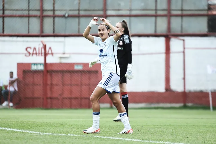 La paraguaya Fabiola Sandoval, jugadora del Cruzeiro, festeja un gol en el partido ante Internacional de Porto Alegre por la tercera fecha de la Serie A Femenina de Brasil.