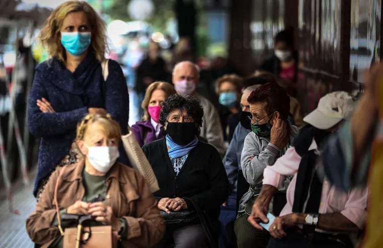 Un grupo de personas espera para recibir una vacuna contra la covid-19 en Buenos Aires.