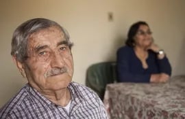 un-pareja-siria-que-ha-recibido-junto-a-sus-nietos-el-estatus-de-refugiados-en-paraguay-en-el-salon-de-su-casa-efe-05257000000-1376120.jpg