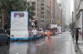 Las carrozas recorren la Avenida Madison durante el Desfile Cubano e Hispanoamericano en Nueva York, Nueva York, EE. otros participantes tuvieron que cancelar.