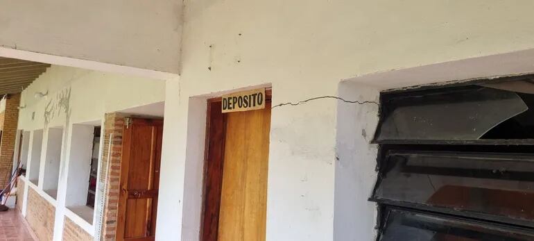 La pared de la cocina comedor está con grietas, en la escuela Maestros Rurales de la capital de Misiones