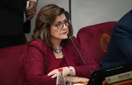 La senadora Blanca Ovelar en la primera sesión de la Cámara Alta anunció que deja sin efecto su candidatura a la presidencia del Senado.