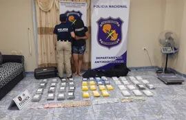 Fátima Recalde Quiñónez bajo la vigilancia de una oficial de Antinarcóticos junto con las evidencias halladas en su casa.