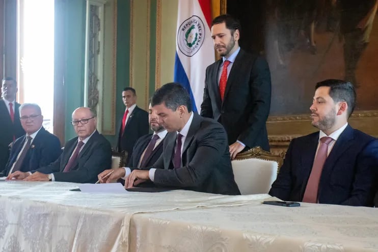 El presidente Santiago Peña firmando el acuerdo sobre estrategia anticorrupción, ayer, en el Palacio de Gobierno.
