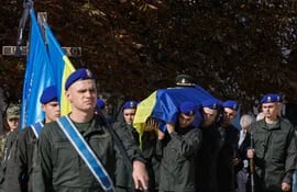Los camaradas llevan el ataúd del difunto militar ucraniano Sergiy Radiuk con el apodo de Levsha (zurdo) durante su ceremonia funeraria en la Catedral de San Mykhailivsky en Kiev, Ucrania.