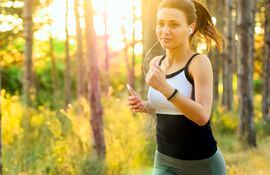 Hacer ejercicio, o realizar algún tipo de actividad física es algo fundamental dentro de tus nuevos hábitos para alcanzar tus objetivos de una manera más fiable y duradera. Foto: Pixabay.