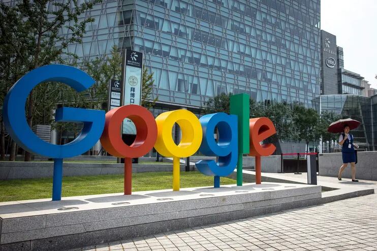 Logotipo de 'Google', cerca de la oficina de Google en Beijing, China.