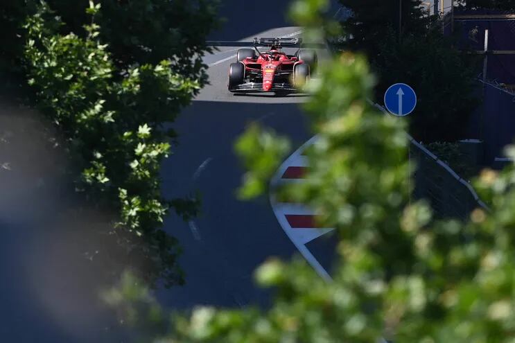 El Ferrari del monegasco  Charles Leclerc durante la clasificación del Gran Premio de Azerbaiyán, la octava carrera de la Fórmula 1 2022.