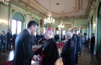 Santiago Peña (i) habla con el nuncio Eliseo Ariotti en el saludo del Cuerpo Diplomático, ayer en Palacio.