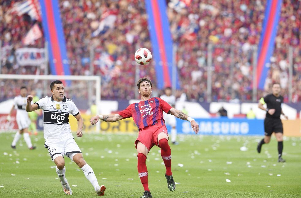 Fernando Amorebieta intenta despejar el esférico ante la presión de Néstor Camacho, durante el clásico del año en La Nueva Olla.