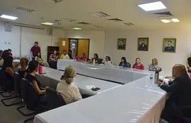Más de 10 representantes de asociaciones oncológicas y enfermedades crónicas se reunieron con los parlamentarios Basilio “Bachi” Núñez (ANR) y Rocío Abed (ANR).
