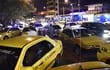Entre el viernes de noche y sábado de madrugada los taxistas bloquearon el paso en la terminal como protesta contra Uber.